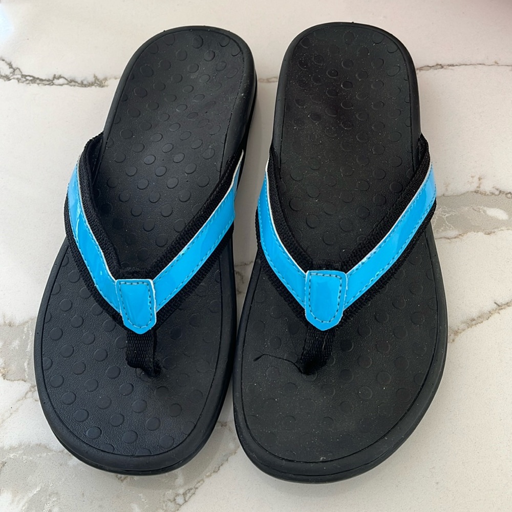 Vionic look alike Electric blue flip flops. Size 7